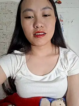 Cherry-squirtt live cam on StripChat