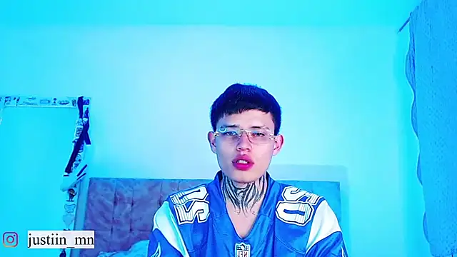 _justinmoon2 live cam on StripChat