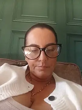 VelvetNaughty-Shem live cam preview