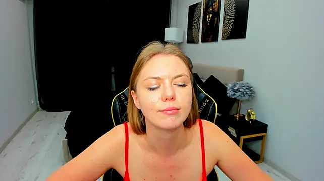 Strawberrye live cam on StripChat