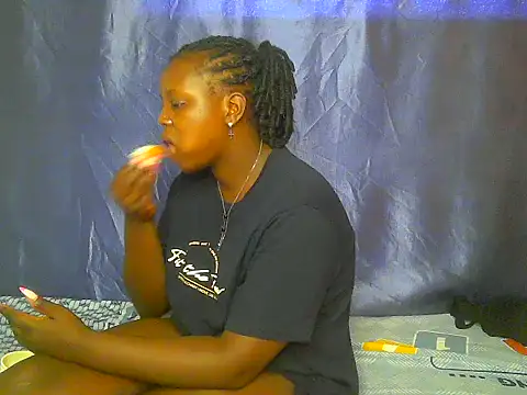 Queen_beautyy live cam on StripChat