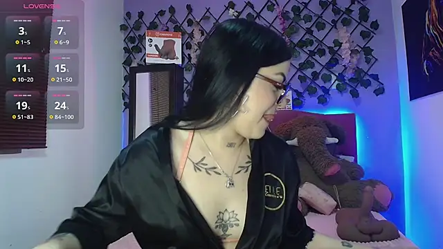 Emmie_Hot