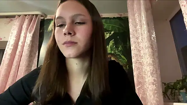 EmmaShyline live cam on StripChat