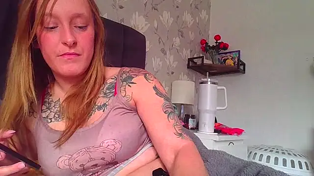 LucyRoseMae live cam on StripChat