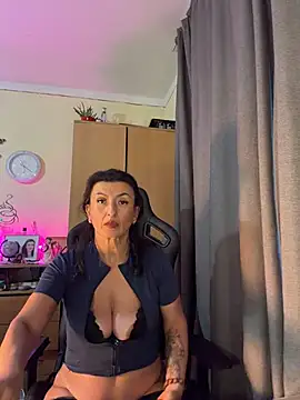 Live-Webcam-Show mit Hotangel75 - Interaktive Lovense-Toys verfügbar