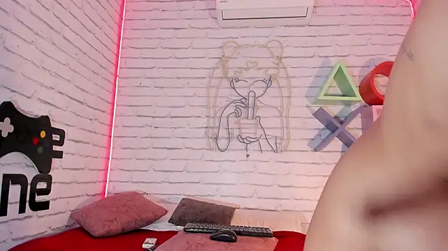 Live webcam show with KiaTDH - Interactive Lovense toys available