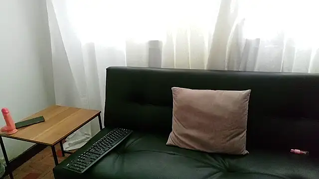 Mila_white1 live cam on StripChat