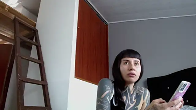Emilia_1995 live cam on StripChat