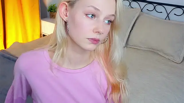 CorrieJust live cam on StripChat