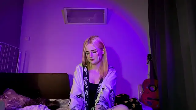 LorineFavaro webcam stripchat model stream image