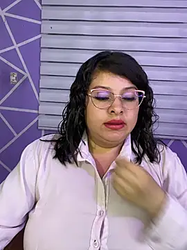 MiiaaJoness live cam on StripChat