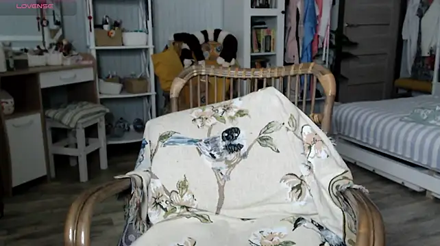 BloomingAllure live cam preview