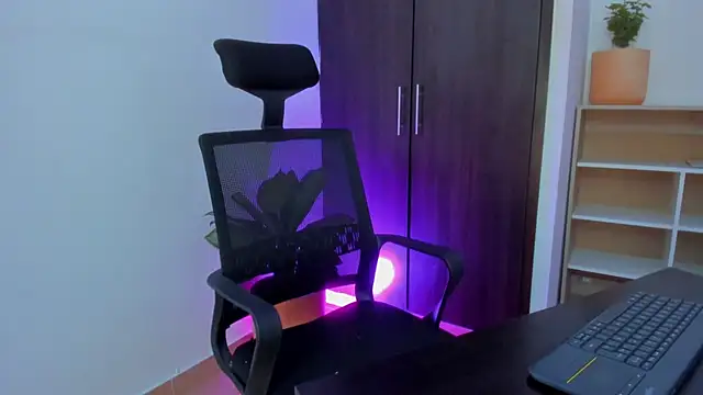 Naughtii_Doll_ live cam preview