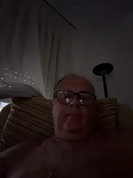 YachtCaptain10 live cam on StripChat