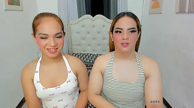 ElaraDeLuca live cam on StripChat