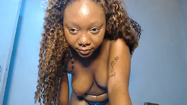 SpicyMackenzie22 live cam on StripChat