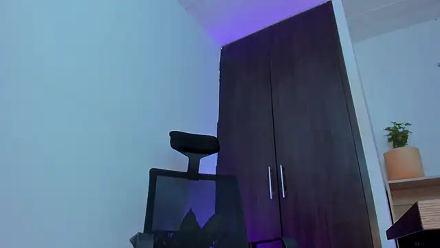 Naughtii_Doll_ live cam preview