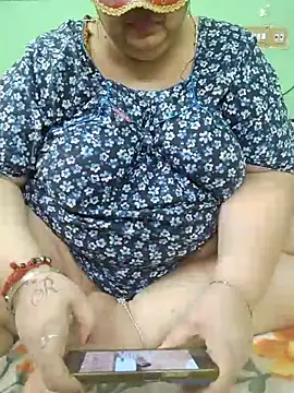 tamil-mayasri (F milf) - Suck boobs