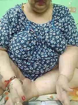 tamil-mayasri (F milf) - Suck boobs