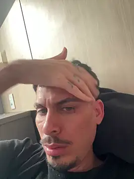 Latino_White_21 live cam on StripChat