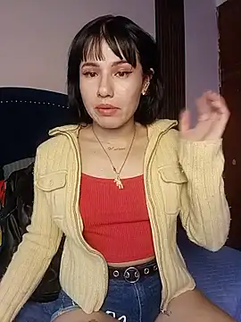 Luna Blooms on Stripchat