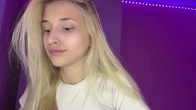 FiveFootBlonde live cam on StripChat