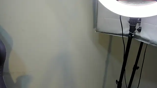 Nyla_Petite live cam preview