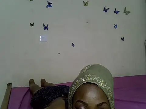Pretty_troublez live cam on StripChat