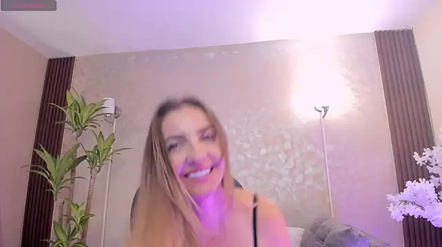 BellaMarieX live cam preview