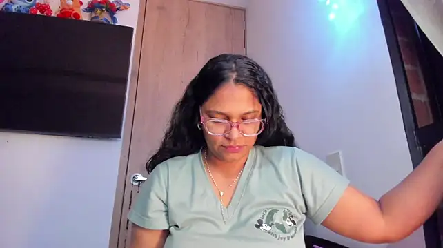 Vickyy30_ live cam on StripChat