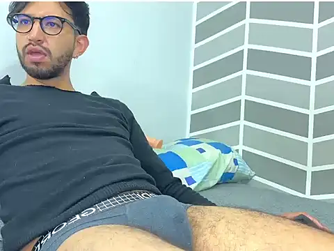 thomass1018 live cam on StripChat