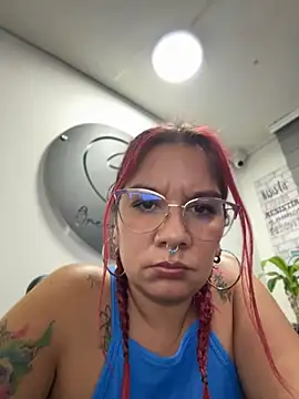 JulianaDiiaz live cam on StripChat