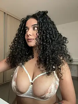 Live-Webcam-Show mit Curlyierr - Interaktive Lovense-Toys verfügbar