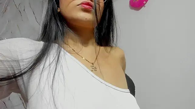alayasmile live cam preview