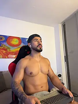 Ezzio_Scolaro live cam on StripChat