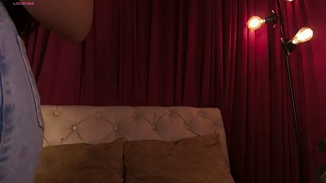 Alice-blaker live cam on StripChat