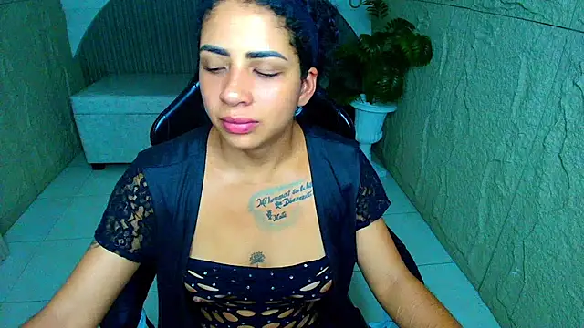 tiffany__r live cam on StripChat