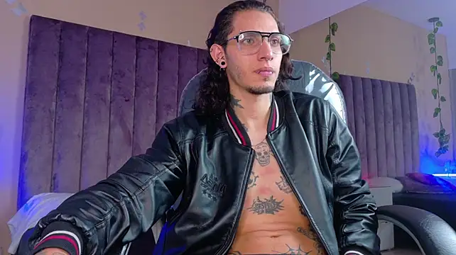 Vergil_Noir_ live cam on StripChat