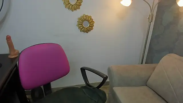 Lucia_Valenden live cam on StripChat