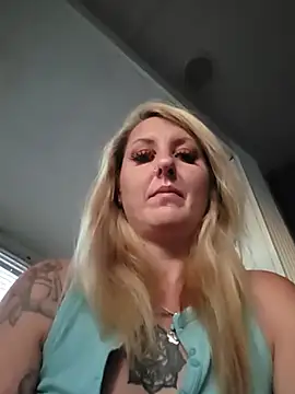 SheIsSomething live cam preview