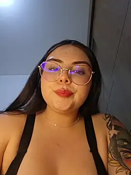 Julieth85_ live cam on StripChat