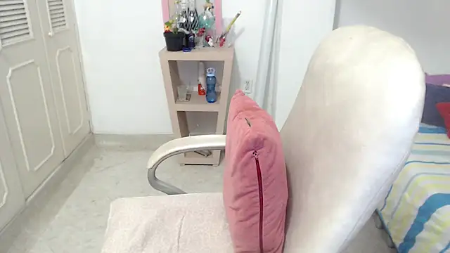 leonela_69 live cam preview