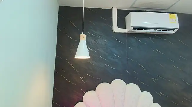 kissme_luna live cam on StripChat