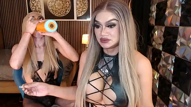 PrettyHorseCockTrans live cam on StripChat