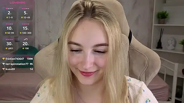 Shy_Polly live cam on StripChat