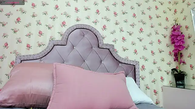 ariana_moon00 live cam on StripChat