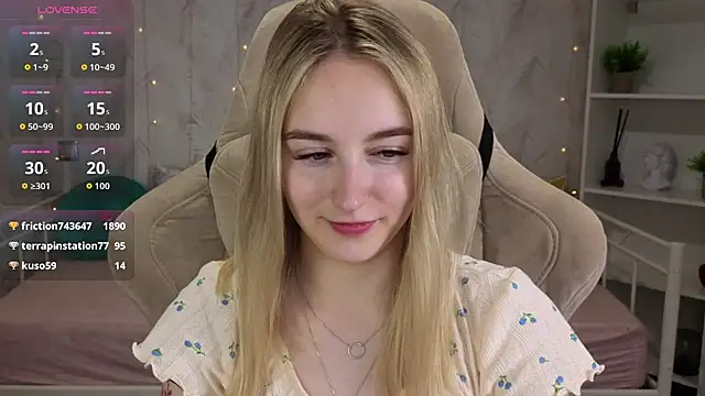 Shy_Polly live cam on StripChat