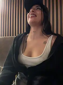 LilacNoir live cam on StripChat