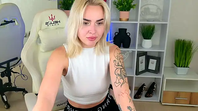 EmmiLive live cam on StripChat
