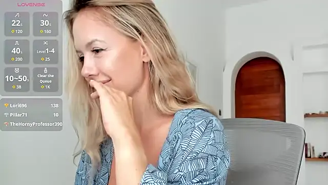 JulyBlondy live cam on StripChat